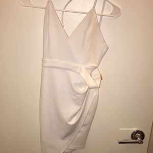 Bodycon white dress with gold buckle